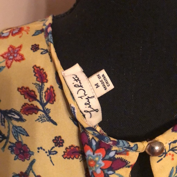 Casual Light Yellow Flower Blouse with pocket - Picture 6 of 6